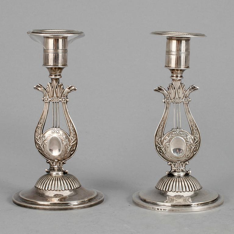 LJUSSTAKAR, ett par, silver, empire, Johan Petter Grönvall, Stockholm 1826. Tot ca 308 gram.