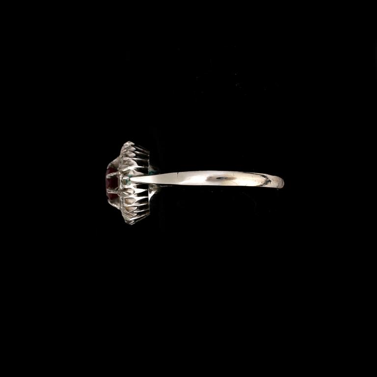 RING, 18K vitguld med rubin samt briljantslipade diamanter totalt ca 0,4ct. Vikt ca 4,2g.