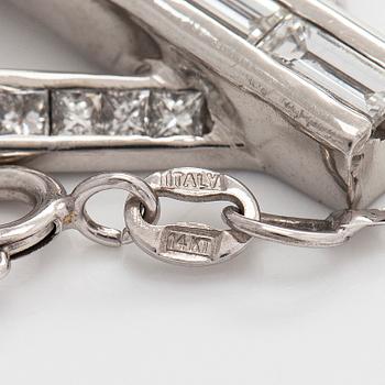 Hänge, platina samt smaragd-, prinses,-baguette- och briljantslipade diamanter med kedja i 14K vitguld.