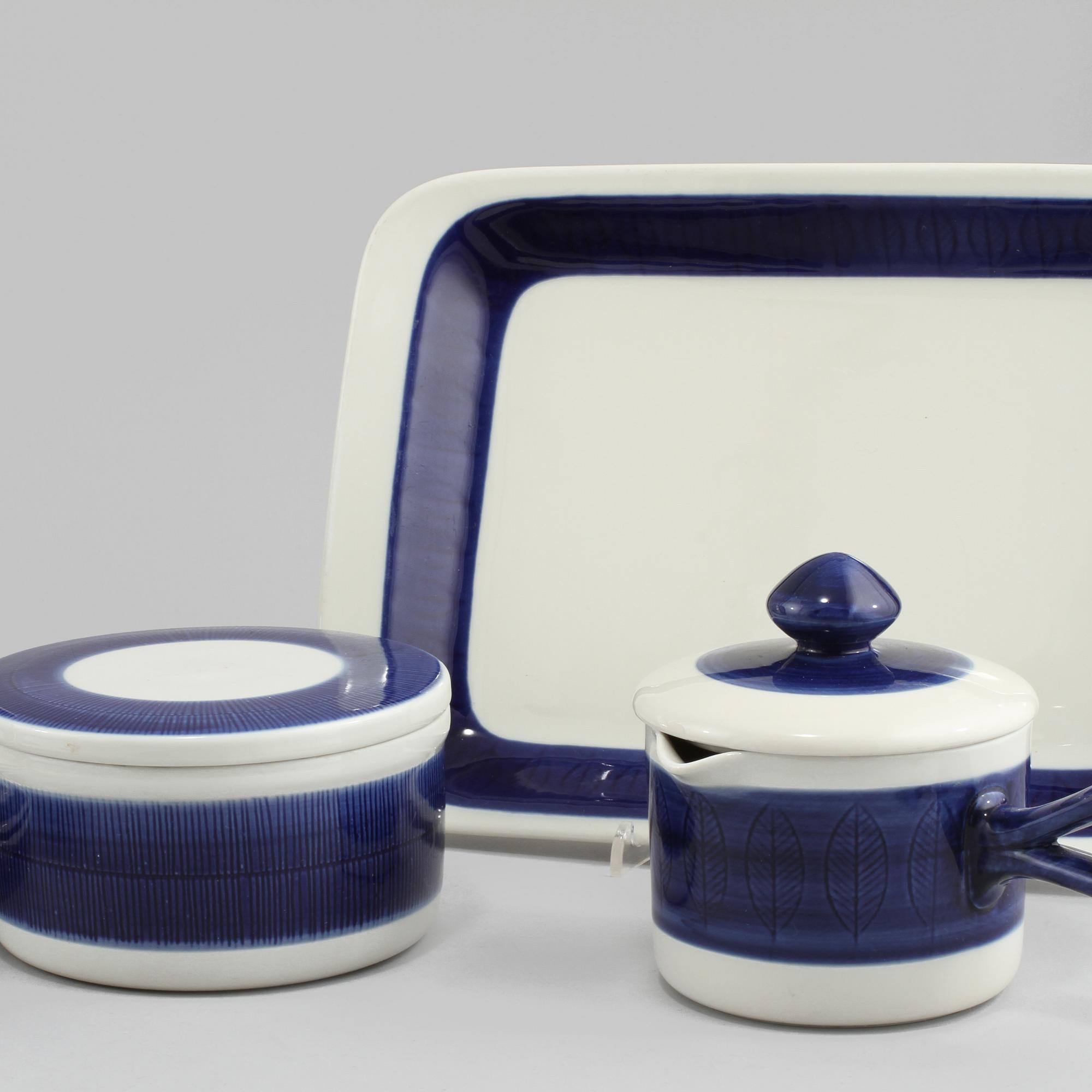 SERVISDELAR, 18 st, porslin, "Koka Blå", Hertha Bengtsson, Rörstrand, 1956-1988.