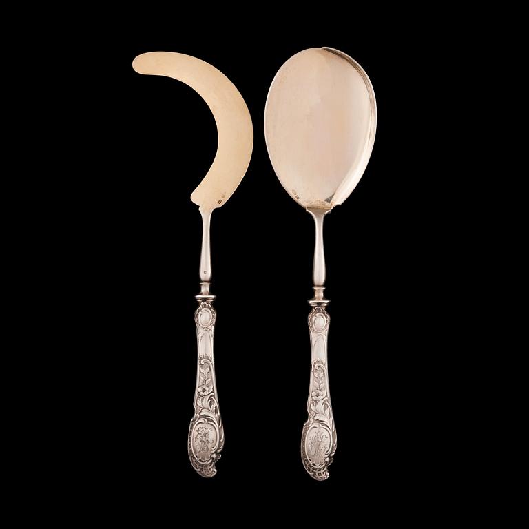 A SET OF TWO RUSSIAN SERVING UTENSILS. НАБОР РУССКИХ СТОЛОВЫХ ПРИБОРОВ, 2 шт.