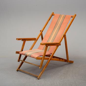 A pair of second half of the 20th century beachchairs.