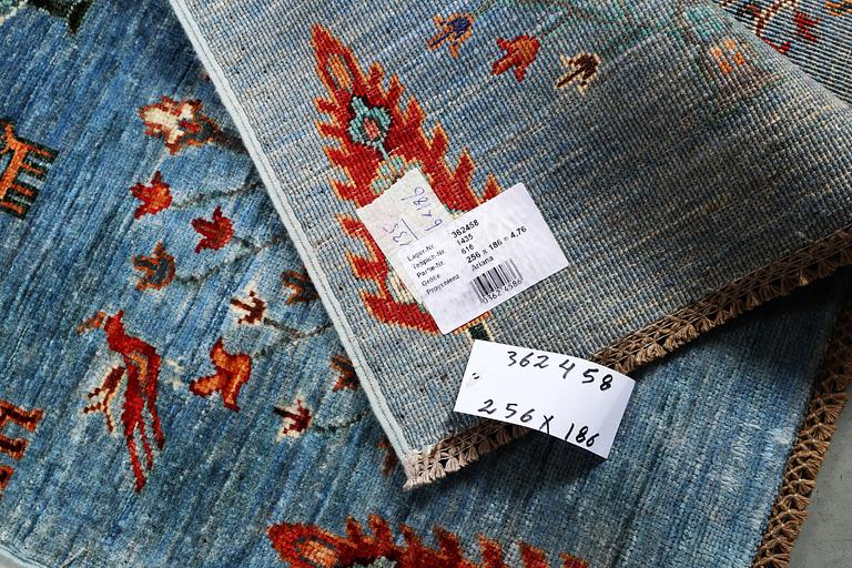 Matta, Ziegler Ariana, ca 256 x 186 cm.