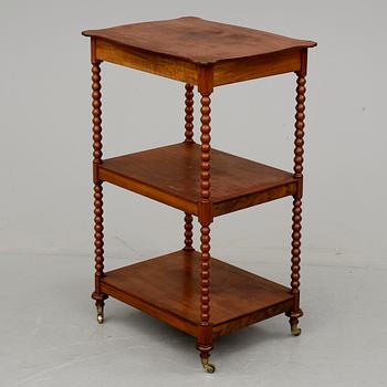 ETAGERE, omkring år 1900.