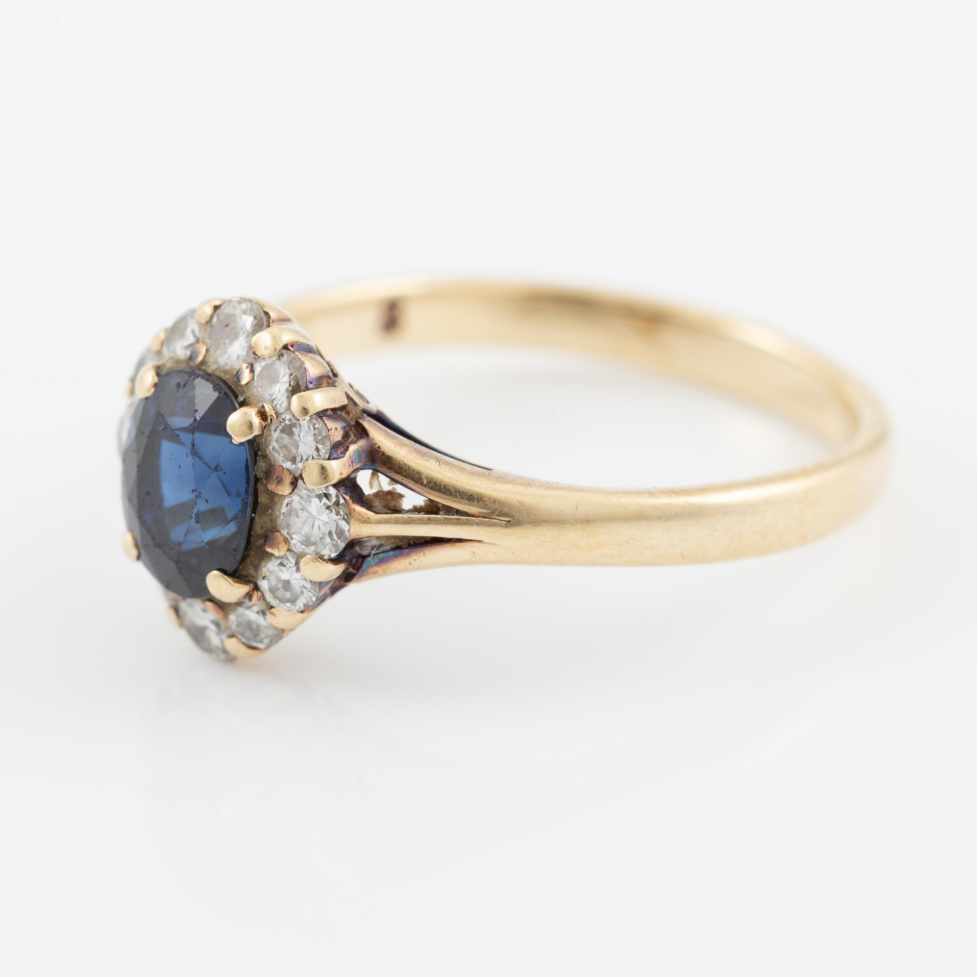 Ring, carved, 14K gold with sapphire and brilliant-cut diamonds.