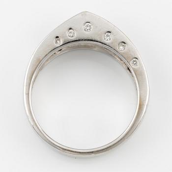Ring med 18K vitguld med rosa safirer och runda briljantslipade diamanter.