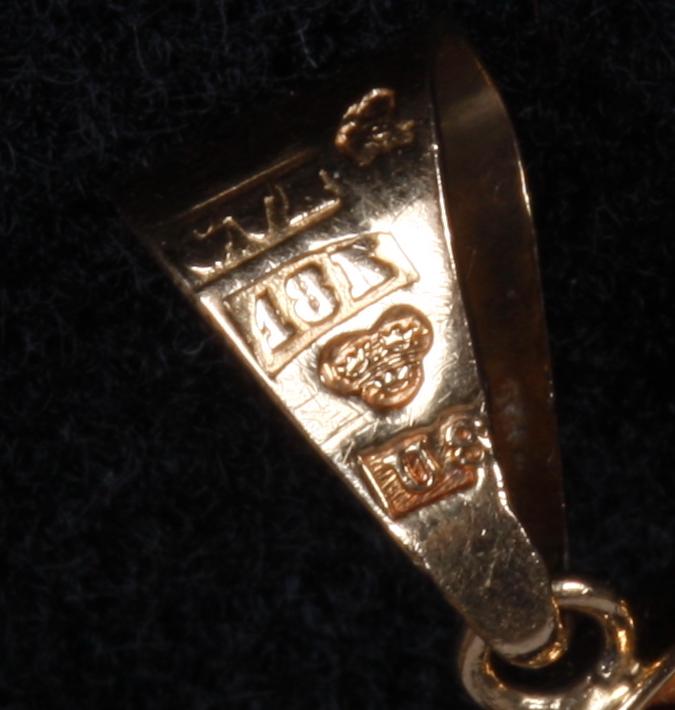 HÄNGE. Camé och 18k guld.