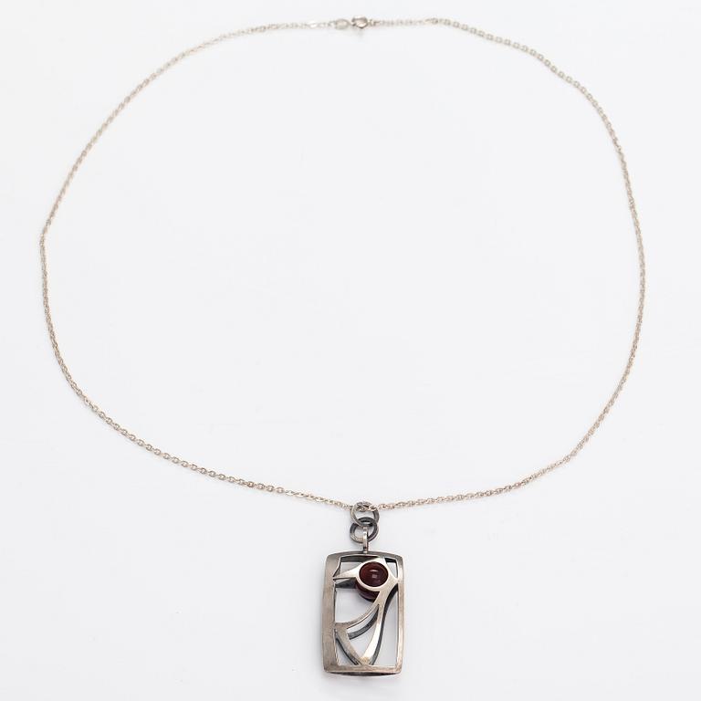 Elis Kauppi, Halsband "Hackspett", silver, kalcedon. Kupittaan kulta, Åbo 1966.