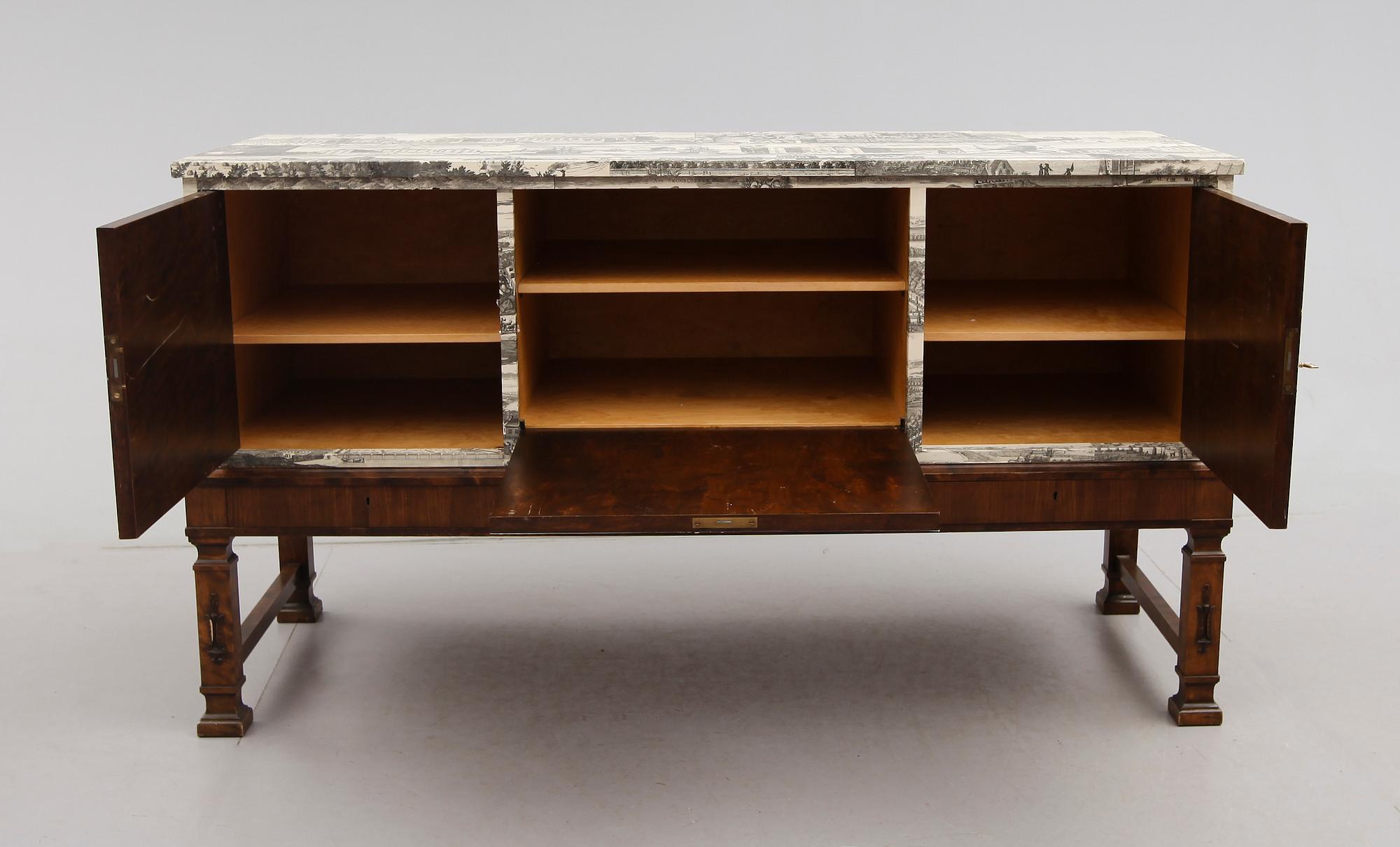 SIDEBOARD. 1900-talets första hälft.