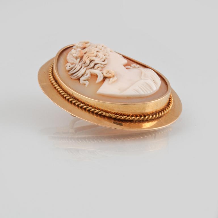 BROSCH, 18K guld med skuren snäckslakscamé, Finska mästar stämplar, Helsingfors, 1925. Vikt 12,9 gram.