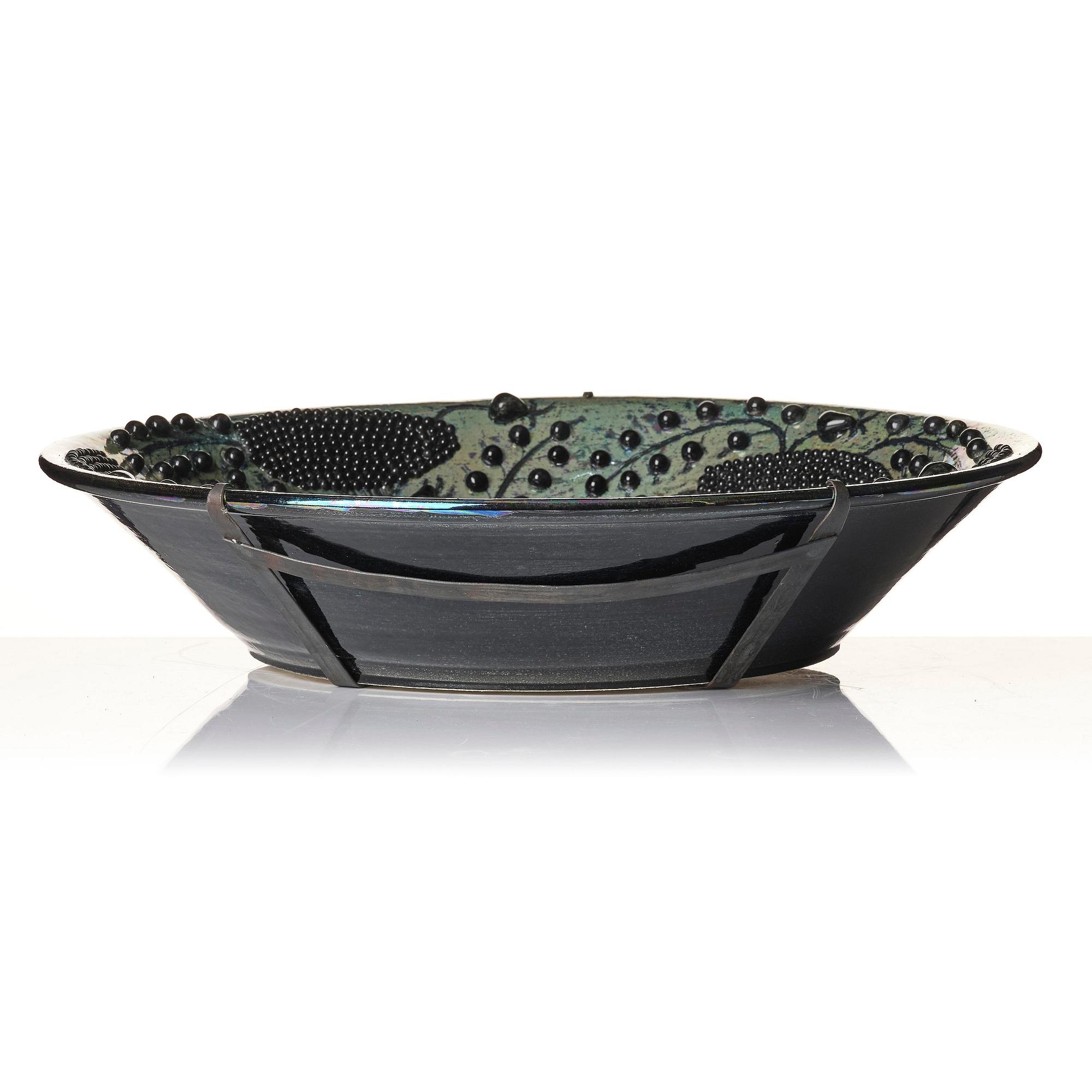 Birger Kaipiainen, a large decorative stoneware dish, Arabia, Finland, probably 1970s.
