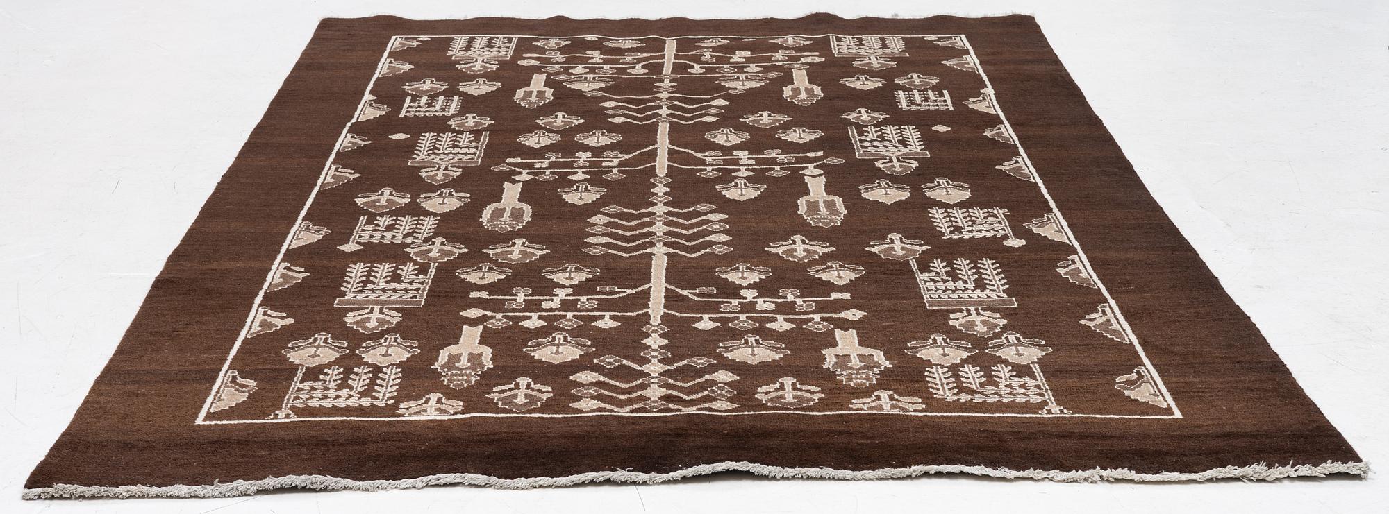 An oriental carpet, a. 287 x 204 cm.