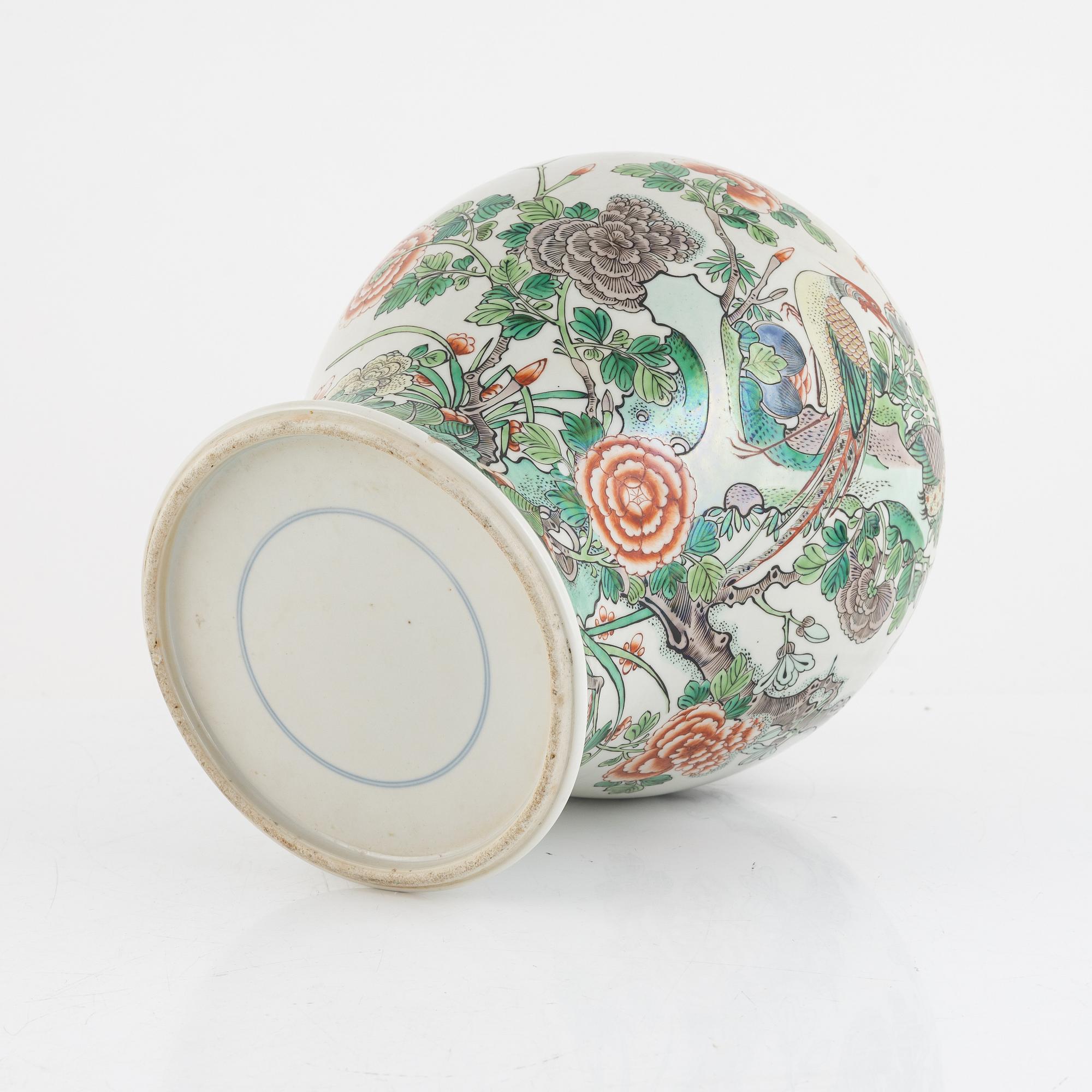 Urna med lock, porslin, Kina, 1900-tal.