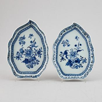 A pair of blue and white leaf shaped dishes, Qing dynasty, Qianlong (1736-95).