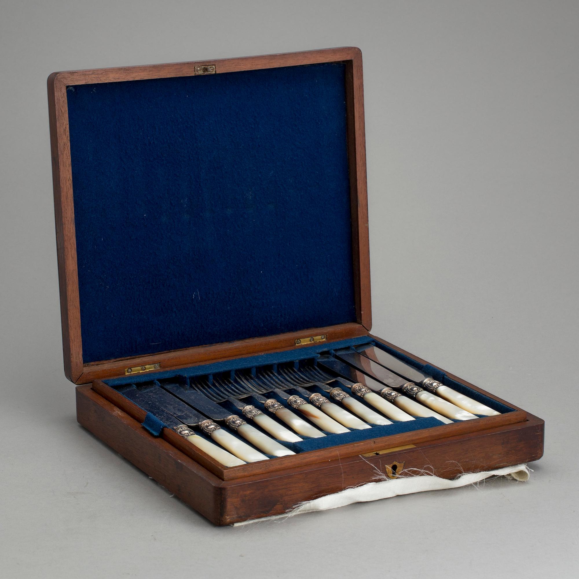 BESTICKUPPSÄTTNING, i schatull, nysilver och pärlemor, 1800-talets slut.