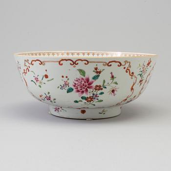 A large famille rose export porcelain bowl, Qing dynasty, Qianlong (1736-95).