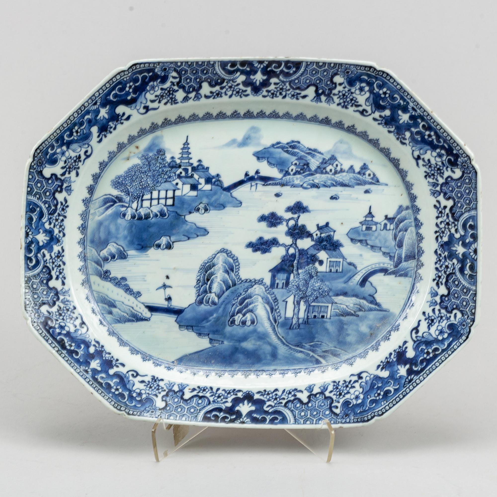 A blue and white export porcelain serving dish, Qing dynasty, Qianlong (1736-95).