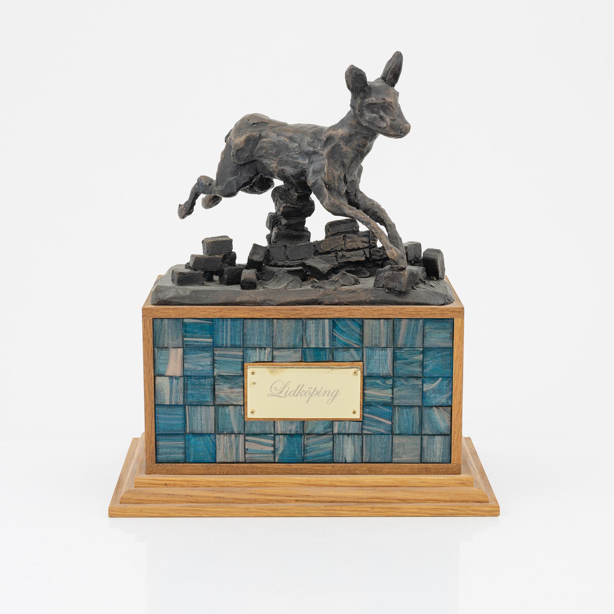 Ernst Billgren, skulptur, brons på sockel av mosaik och trä, signerad på plakett. Ed 90.