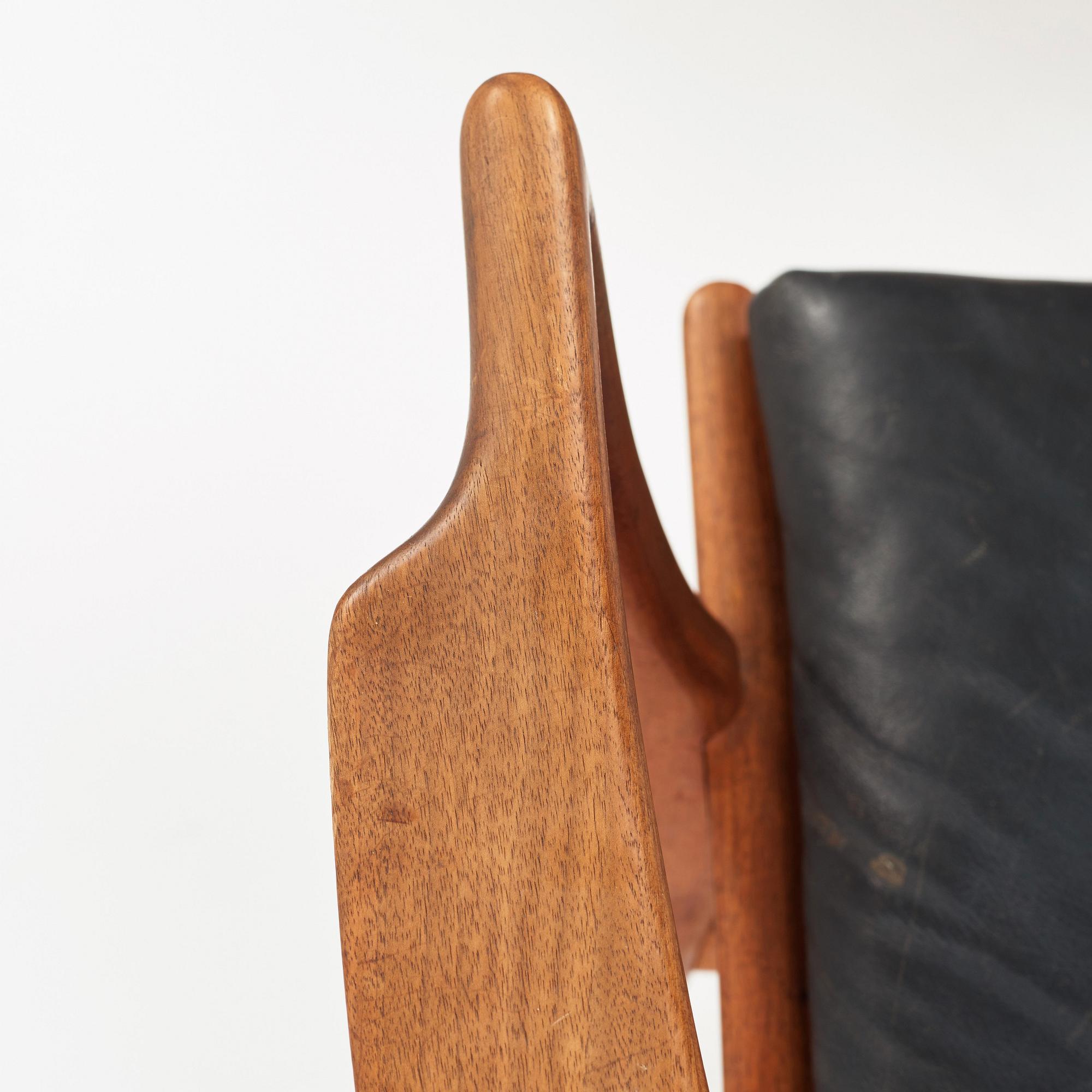 Hans J. Wegner, a pair of "AP16" teak and black leather armchairs, AP-stolen, Denmark 1950-60´s.