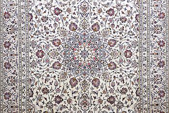 A carpet, Kashan, ca 312 x 200 cm.
