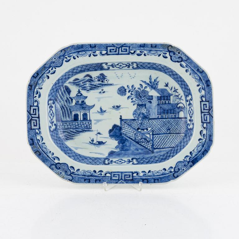 A Chinese blue and white export porcelain dish, Qing dynasty, Qianlong (1736-95).