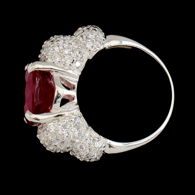 RING, vitguldspläterat sterlingsilver, rubin ca 10.00 ct, vita safirer tot ca 2.10 ct.