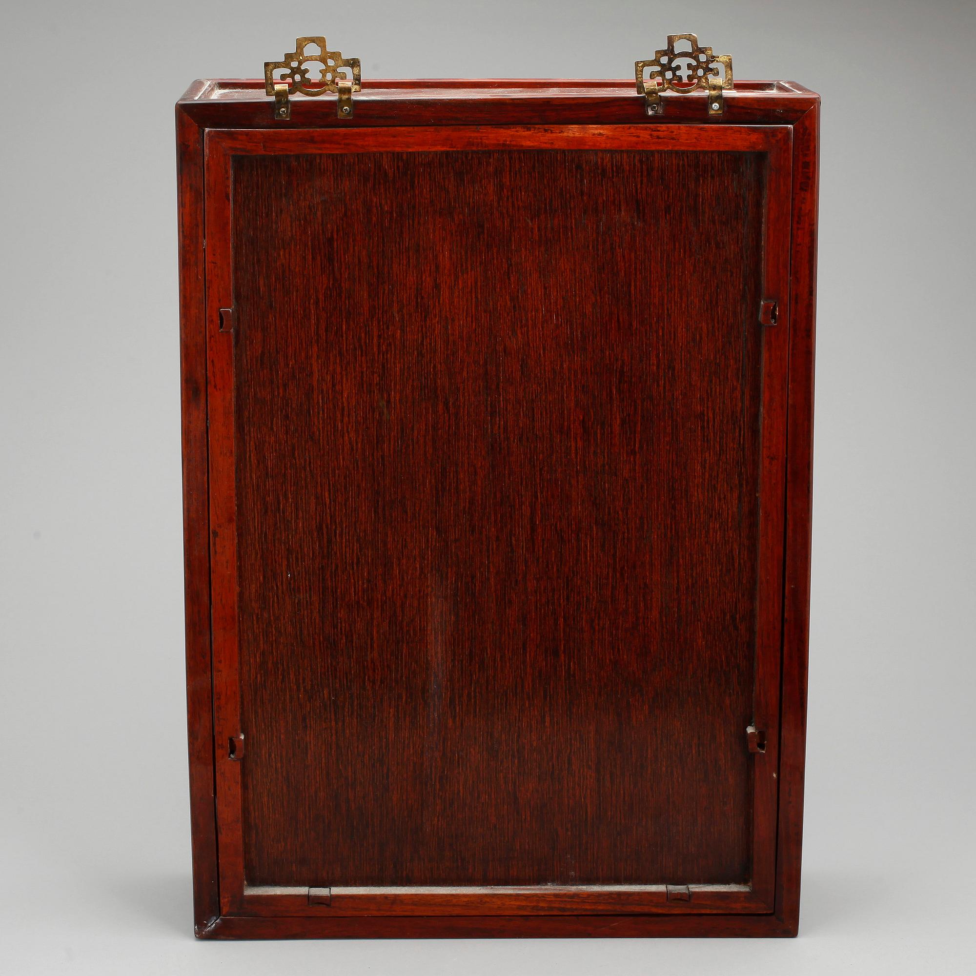 VÄGGVITRINSKÅP, Kina, 1900-tal.