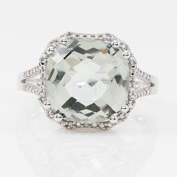 RING, 14K vitguld, mindre diamanter och grön kvarts.