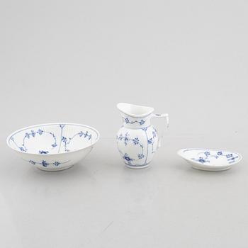 Servisdelar, 86 st, porslin, "Musselmalet", Royal Copenhagen, Danmark, varierande åldrar; 1900-tal & några äldre delar.