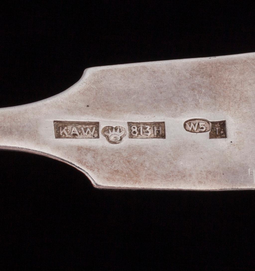 BESTICK, 35 delar, silver och nysilver, engelska, finska, ryska stämplar, 1845-1900-talets mitt. Total silvervikt 465 g.