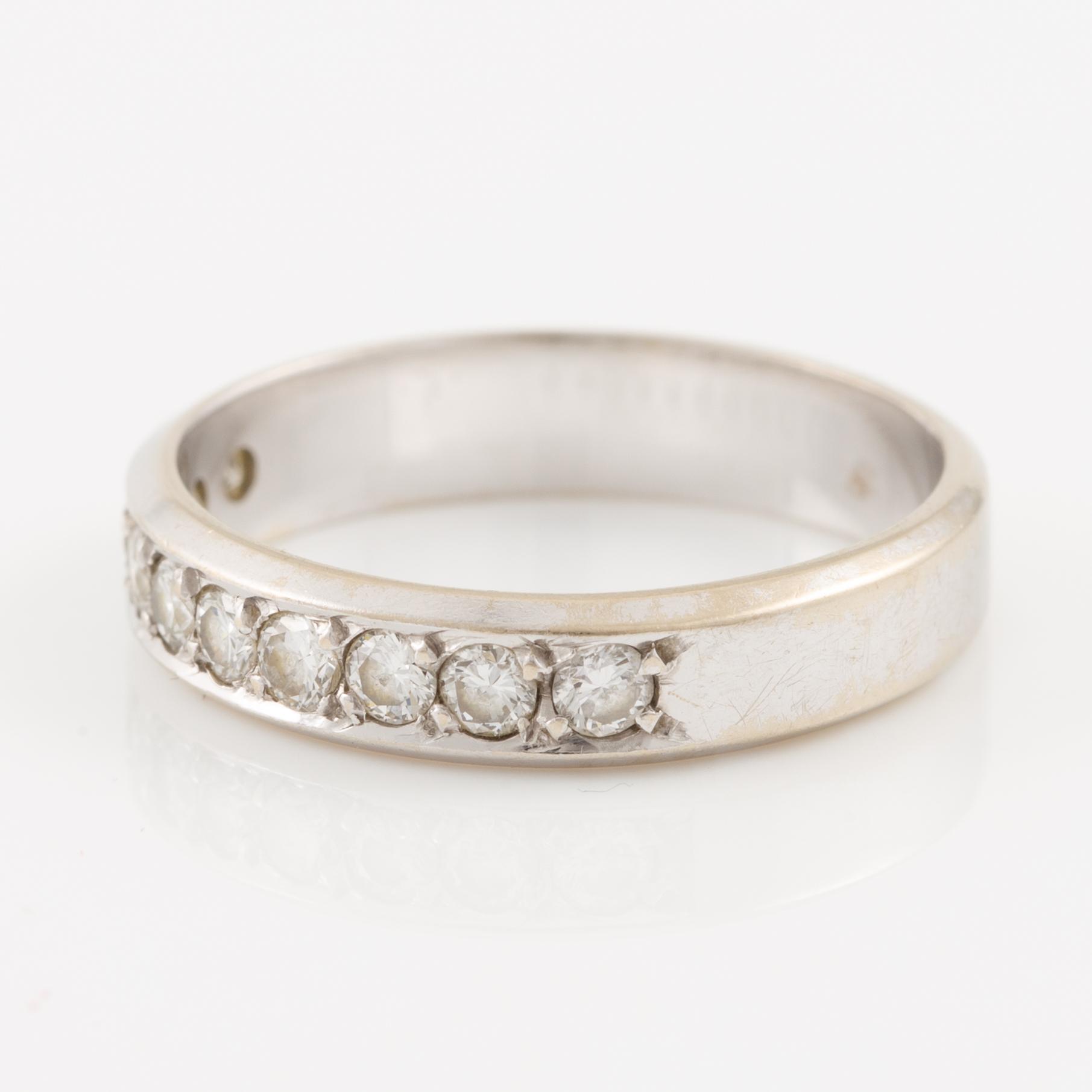 Ring 18K white gold set with round brilliant-cut diamonds.