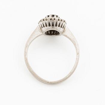 Ring, 18K white gold, camée model with sapphire and brilliant-cut diamonds.