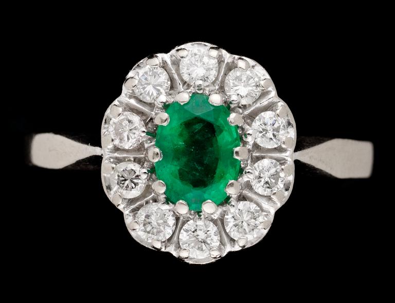 RING, smaragd med briljantslipade diamanter, tot.ca 0.60 ct.