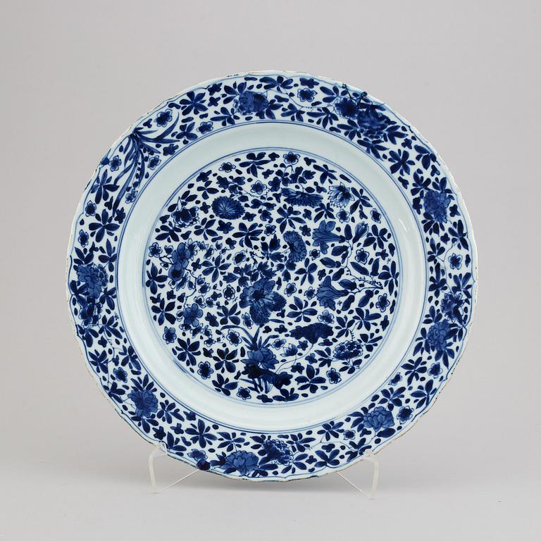 A blue and white serving dish, Qing dynasty,  Kangxi (1662-1722).