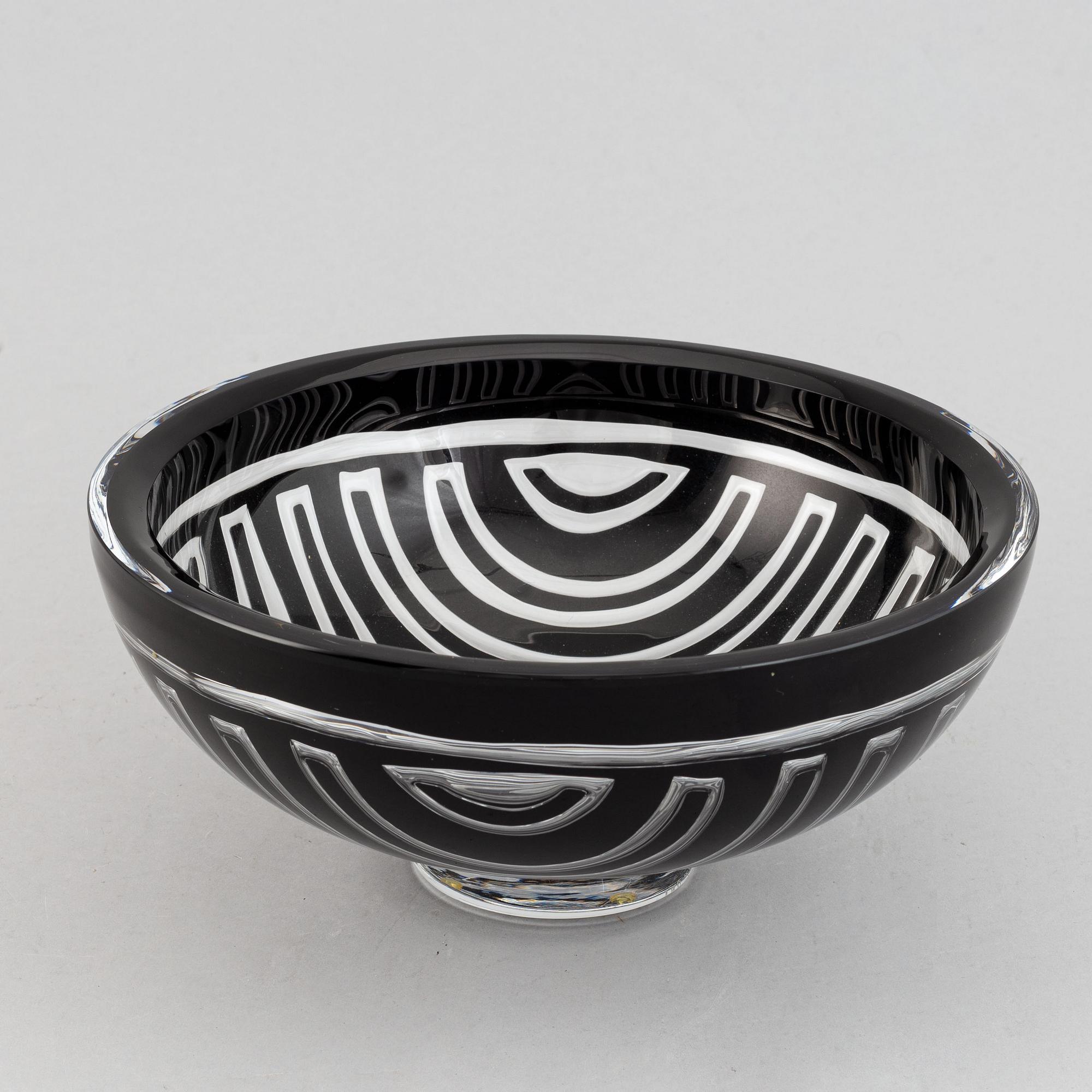 Lars Hellsten, a glass bowl, Orrefors Gallery, 1988.