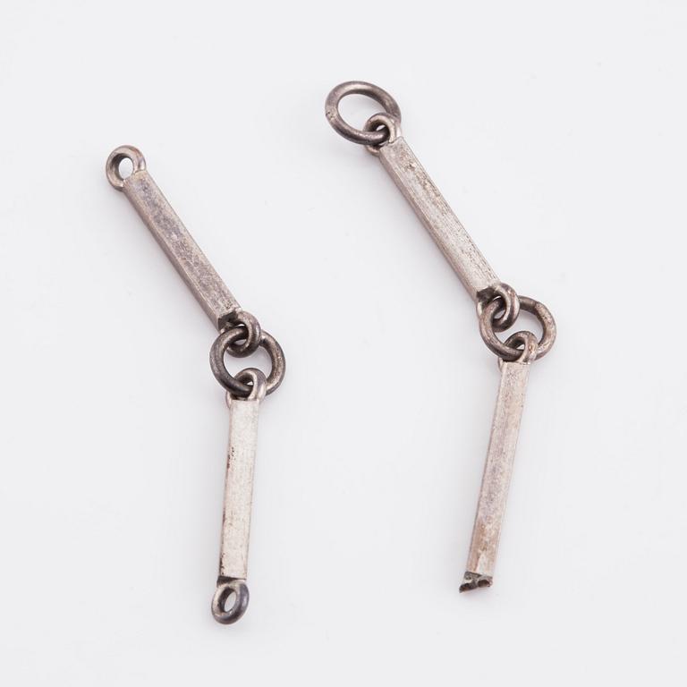 Wiwen Nilsson, hängsmycke i form av ett kors i sterlingsilver med fasettslipad bergkristall och onyx, Lund 1938.