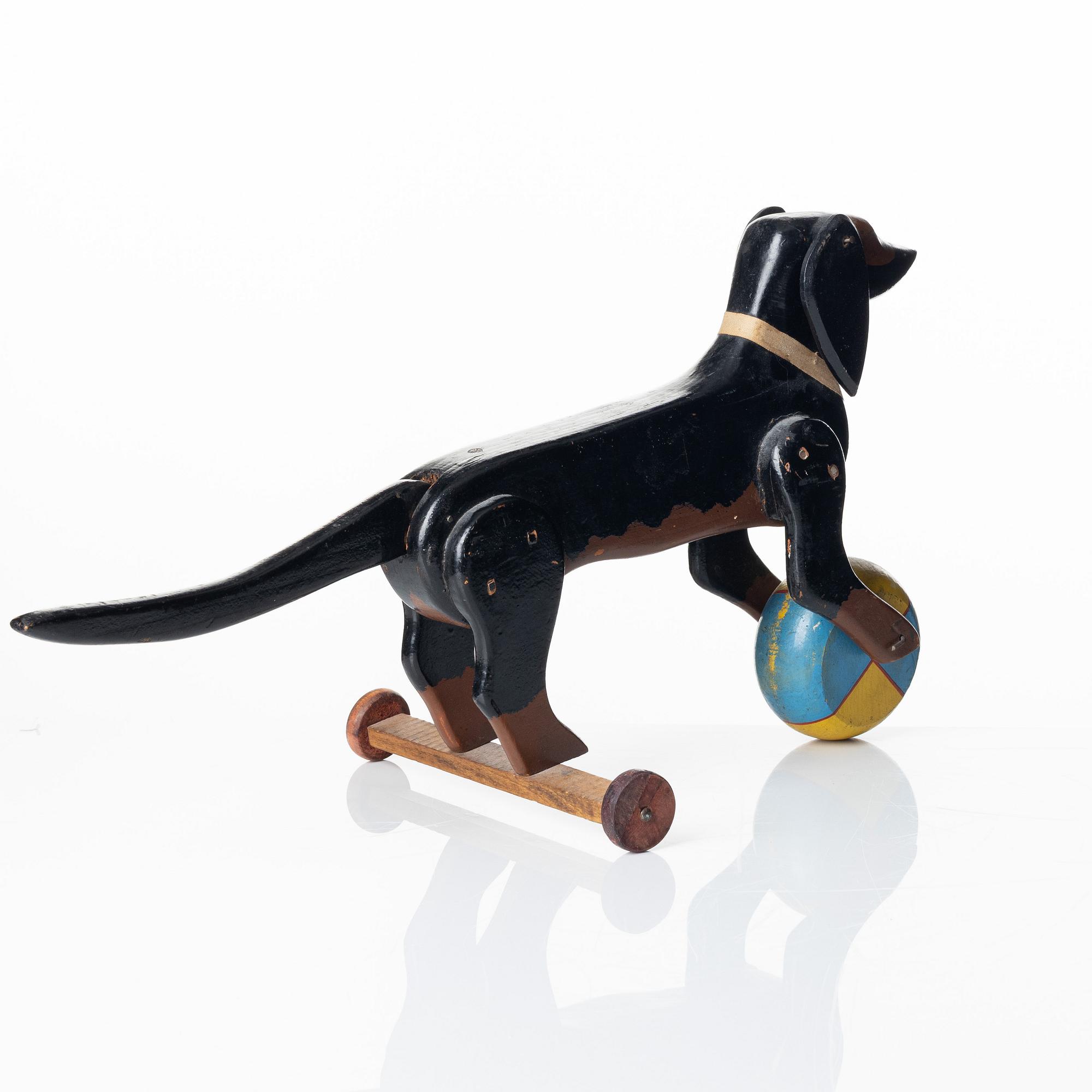 Brio, träleksak i form av en tax med boll, Sverige, 1900-talets första hälft.