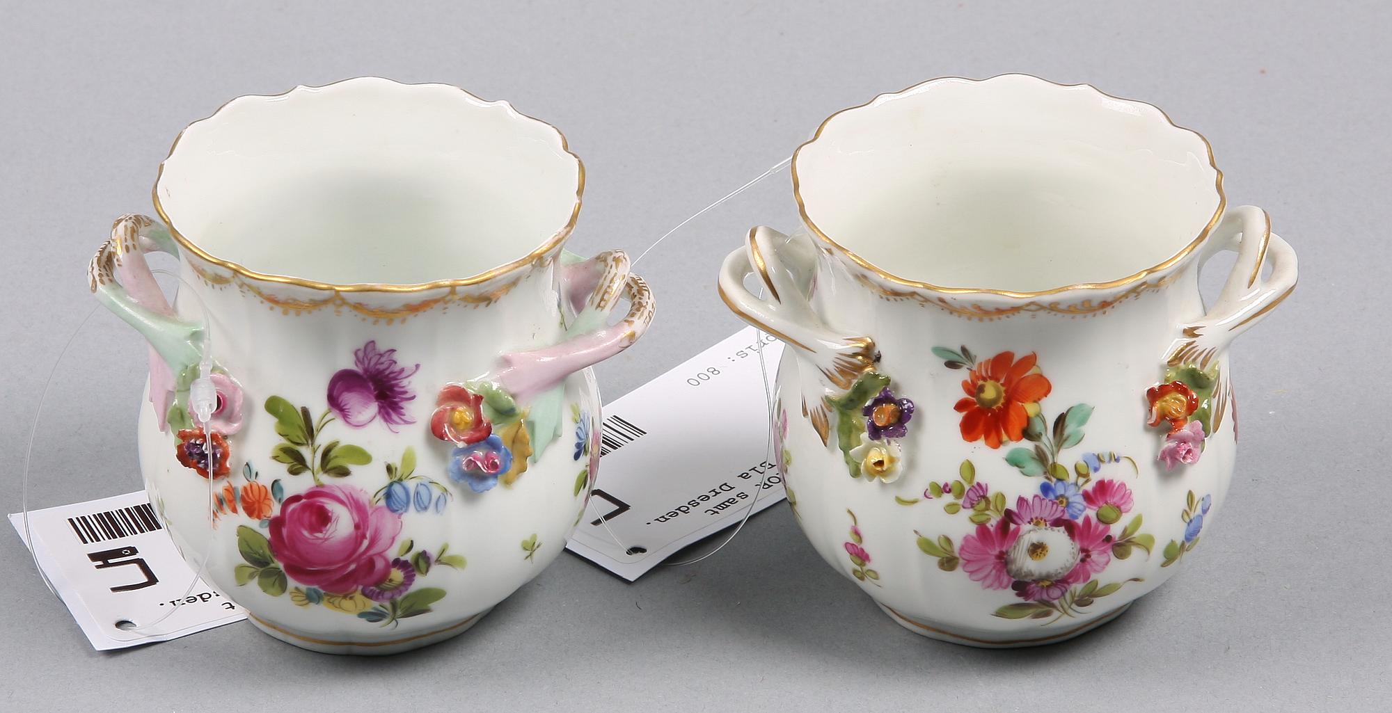 MINIATYRKRUKOR samt DÖRRHANDTAG, porslin, bl a Dresden, 1800/1900-tal.