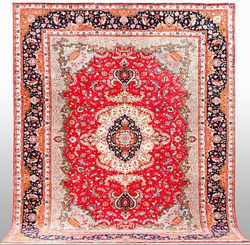 A carpet, Tabriz part silk, 60 Raj, ca 357 x 248 cm.