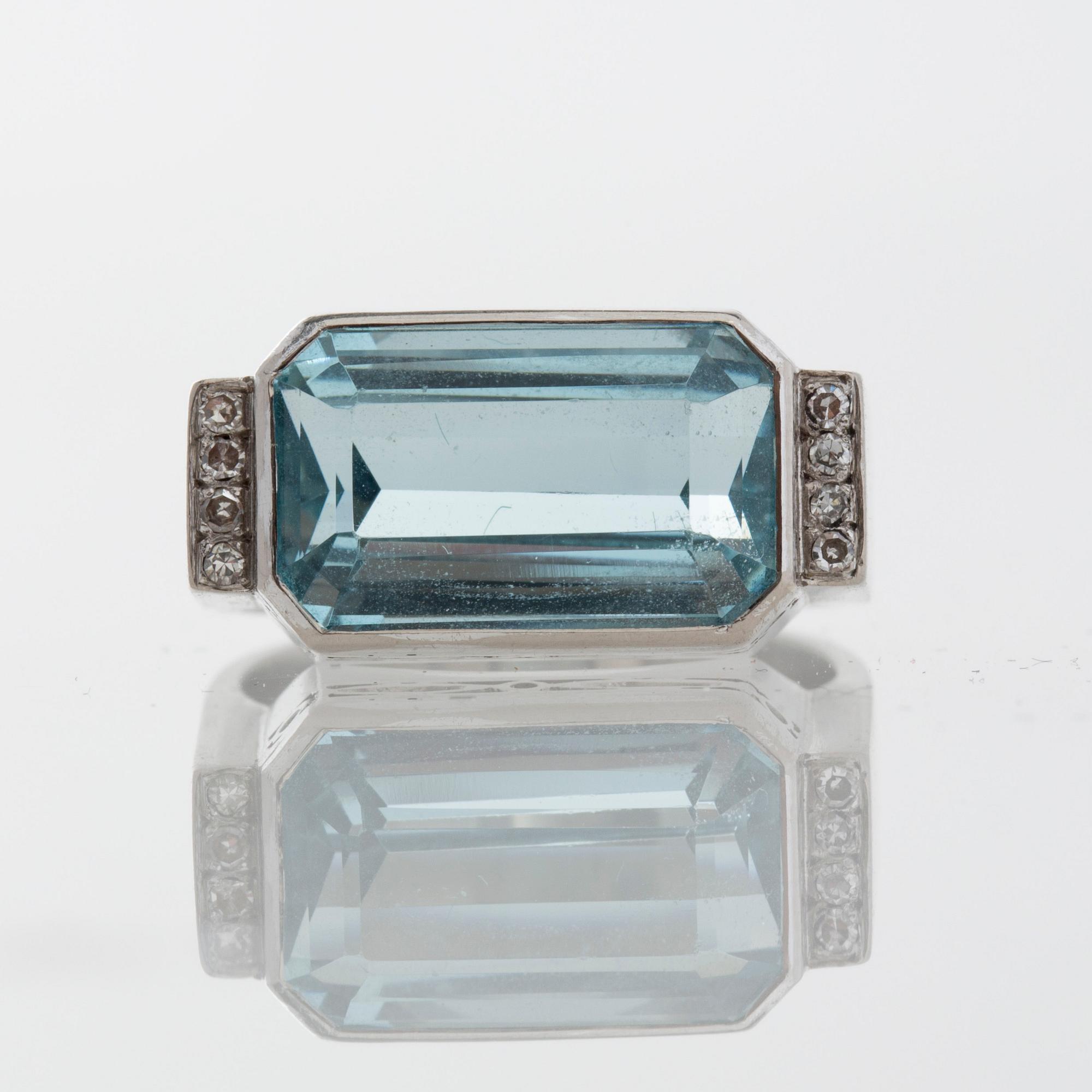 RING, 18K vitguld med akvamarin samt åttkantslipade diamanter ca 0.07 ct.