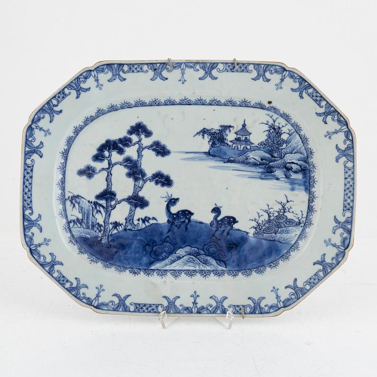 A Chinese export porcelain charger, Qing dynasty, Qianlong (1736-95).