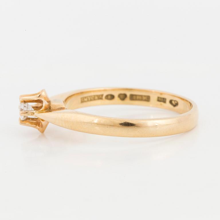 RING, med briljantslipad diamant.