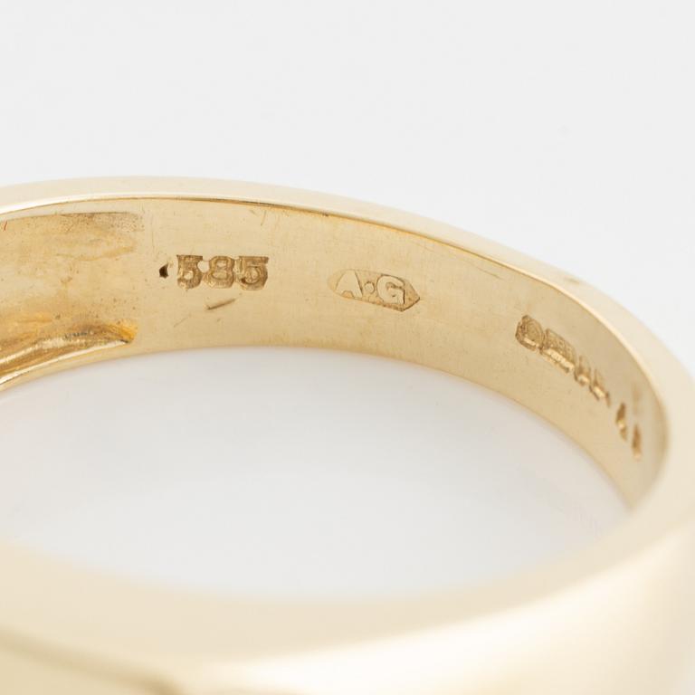 A 14K gold ring set with round brilliant-cut diamonds.