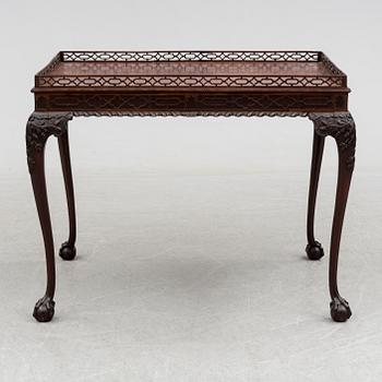 A mahogany table, Chippendale-style, England, 19th century.