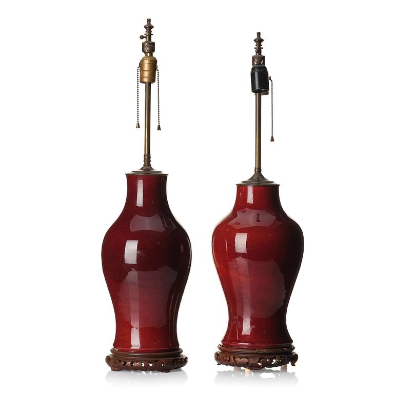 Bordslampor/vaser, två stycken, porslin. Qingdynastin, 1800-tal.