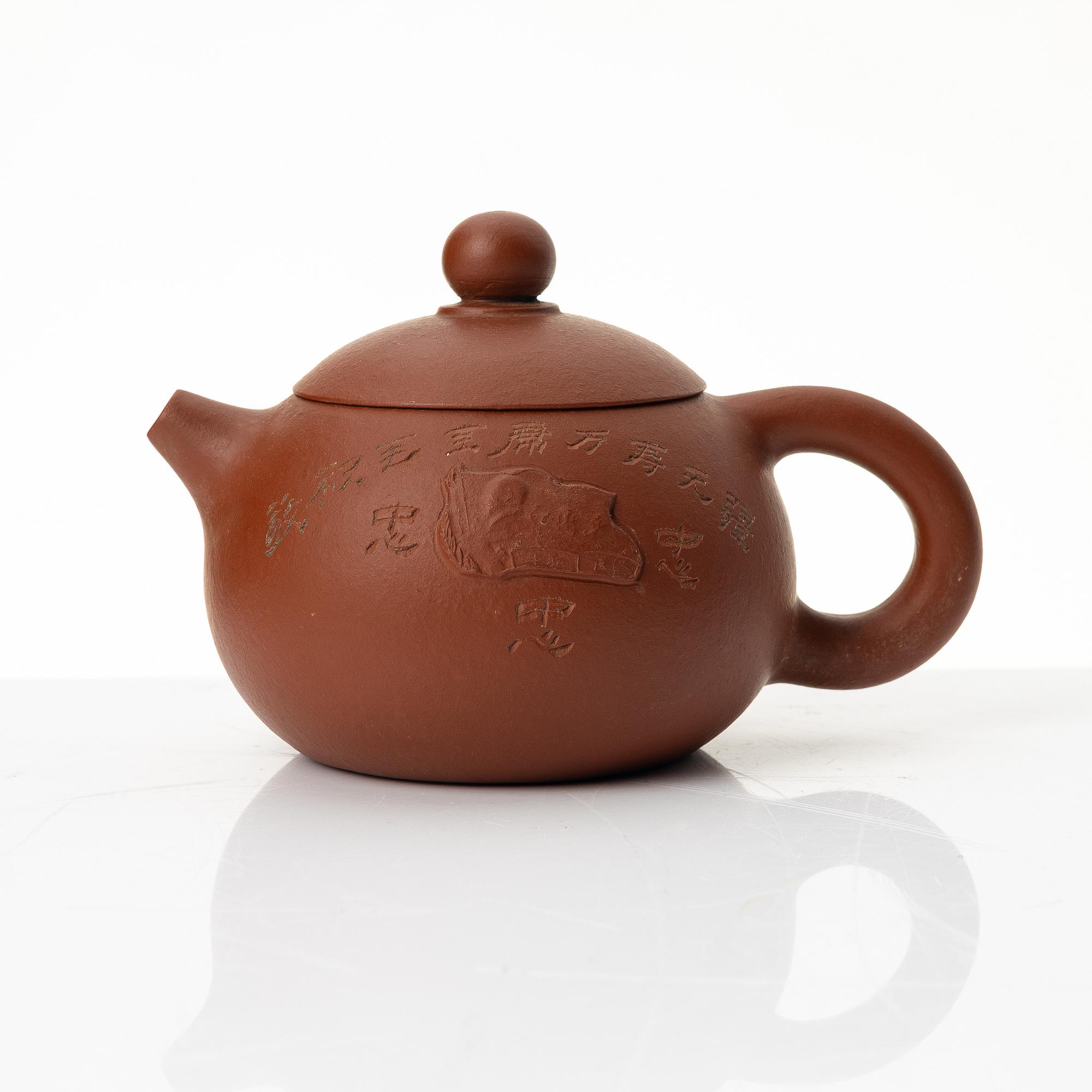 He Daohong, A red yixing teapot, 1960/70s.