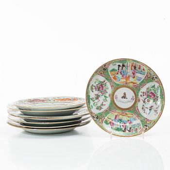 Tallrikar, åtta stycken, bl.a. Kanton, porslin. Qingdynastin, 17/1800-tal.