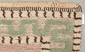 CARPET. "Ursula". Knotted pile in relief. 278,5 x 164 cm. Signed AB MMF.