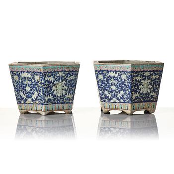 Ytterfoder, två stycken, porslin. Sen Qingdynasti/tidigt 1900-tal.