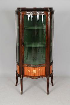 VITRINSKÅP, rokokostil, 1900-talets andra hälft.